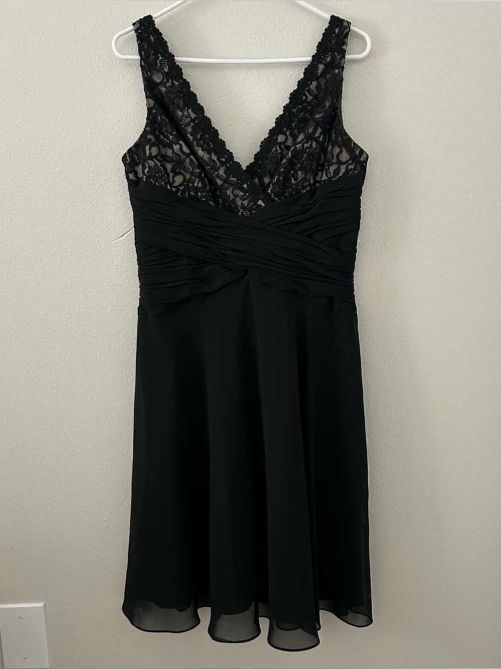 Jones Wear Dress Size 10 Black Lace Ruched Surplice V-Neck Classic Glam Cocktail